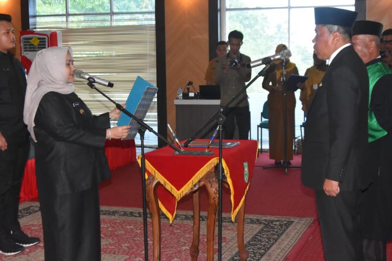 Kasmarni Lantik Ismail Jadi Kadis PMD Bengkalis